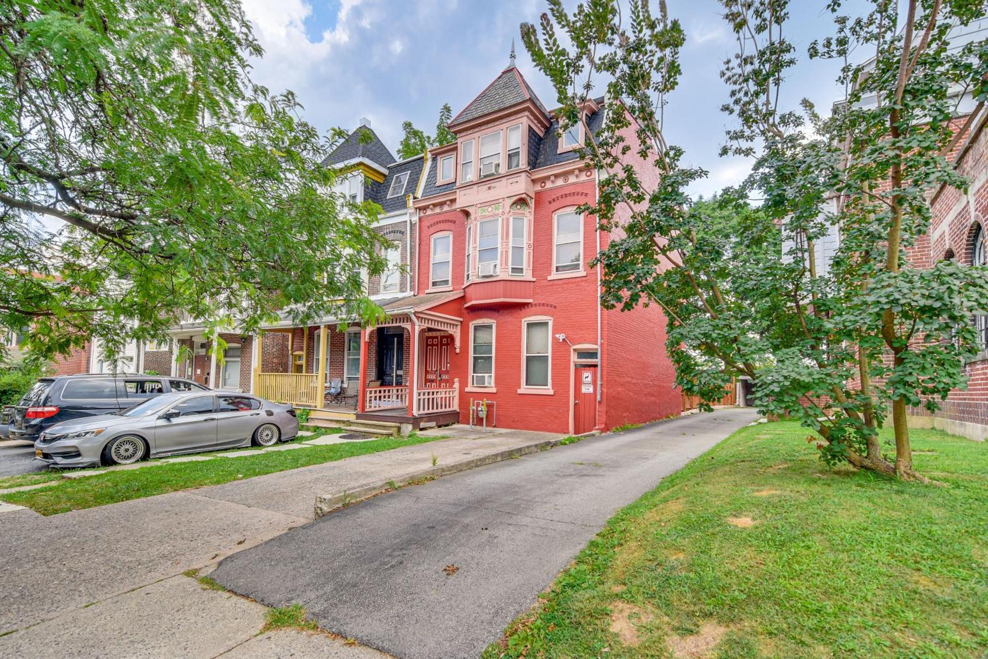 Apartment Pet-friendly Near Hamilton District!